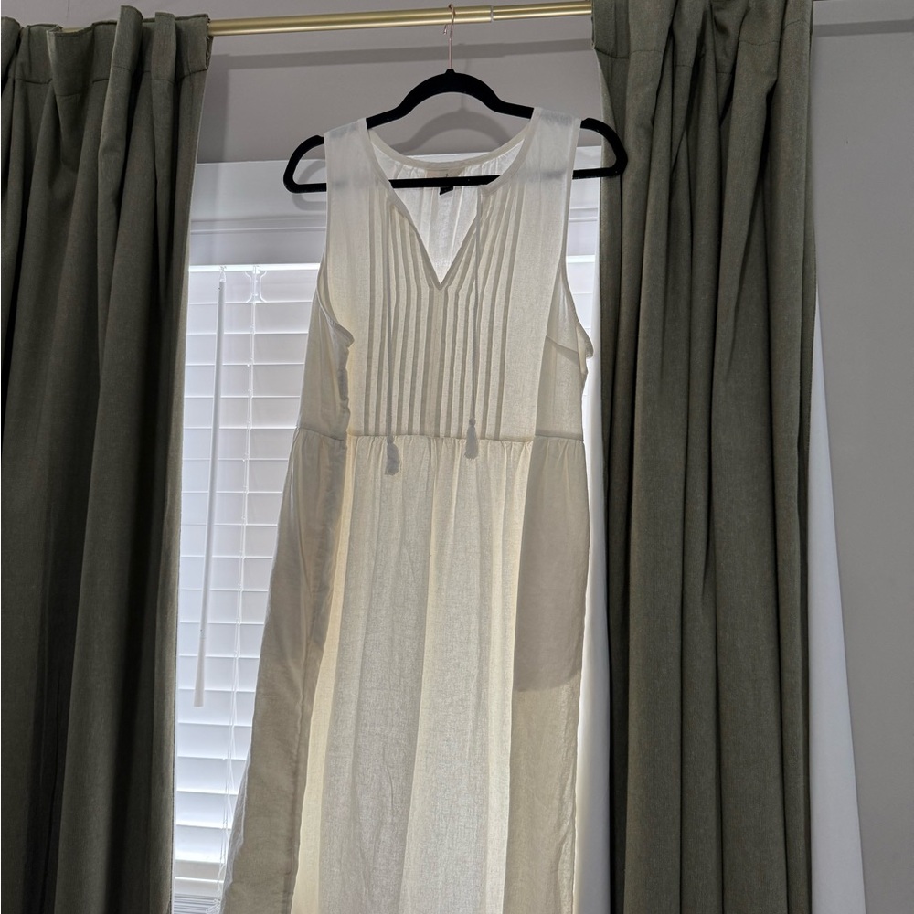 Elegant White Sleeveless Dress